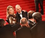 Kylie Minogue et Denis Lavant lors de la montée des marches pour le film Holy Motors au Festival de Cannes le 23 mai 2012