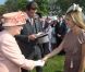 Première garden party à Buckingham Palace du jubilé de diamant de la reine Elizabeth II, le 22 mai 2012. La souveraine a notamment rencontré la journaliste télé américaine Katie Couric, qui a réalisé un portrait d'elle.