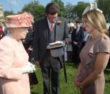 Première garden party à Buckingham Palace du jubilé de diamant de la reine Elizabeth II, le 22 mai 2012. La souveraine a notamment rencontré la journaliste télé américaine Katie Couric, qui a réalisé un portrait d\'elle.