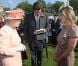 Première garden party à Buckingham Palace du jubilé de diamant de la reine Elizabeth II, le 22 mai 2012. La souveraine a notamment rencontré la journaliste télé américaine Katie Couric, qui a réalisé un portrait d'elle.