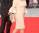  Joan Collins, 79 ans, et toujours le souci d'être glamour. Surtout pour la reine ! 
 La reine Elizabeth II avait rendez-vous avec des centaines de personnalités britanniques majeures du monde des arts, le 23 mai 2012 à la Royal Academy of Arts de Londres, dans le cadre de son jubilé de diamant. Remise de prix à des étudiants, compliments en pagaille et bonne humeur étaient au programme de Sa Majesté. 