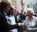  Sir Paul McCartney et sa femme Nancy Shevell face à la reine Elizabeth II. L'ex-Beatle ne se lasse pas de rencontrer la souveraine. 
 Elizabeth II avait rendez-vous avec des centaines de personnalités britanniques majeures du monde des arts, le 23 mai 2012 à la Royal Academy of Arts de Londres, dans le cadre de son jubilé de diamant. Remise de prix à des étudiants, compliments en pagaille et bonne humeur étaient au programme de Sa Majesté. 