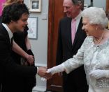 Jamie Cullum, avec sa femme Sophie Dahl, tout heureux de saluer la monarque. Elizabeth II avait rendez-vous avec des centaines de personnalités britanniques majeures du monde des arts, le 23 mai 2012 à la Royal Academy of Arts de Londres, dans le cad