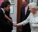 Jamie Cullum, avec sa femme Sophie Dahl, tout heureux de saluer la monarque. Elizabeth II avait rendez-vous avec des centaines de personnalités britanniques majeures du monde des arts, le 23 mai 2012 à la Royal Academy of Arts de Londres, dans le cadre de son jubilé de diamant. Remise de prix à des étudiants, compliments en pagaille et bonne humeur étaient au programme de Sa Majesté.