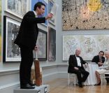 La souveraine Elizabeth II avait rendez-vous avec des centaines de personnalités britanniques majeures du monde des arts, le 23 mai 2012 à la Royal Academy of Arts de Londres, dans le cadre de son jubilé de diamant. Remise de prix à des étudiants, co