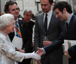 L\'acteur Michael Sheen ravi de serrer la main de la reine Elizabeth II, qui avait rendez-vous avec des centaines de personnalités britanniques majeures du monde des arts, le 23 mai 2012 à la Royal Academy of Arts de Londres, dans le cadre de son jubi
