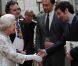 L'acteur Michael Sheen ravi de serrer la main de la reine Elizabeth II, qui avait rendez-vous avec des centaines de personnalités britanniques majeures du monde des arts, le 23 mai 2012 à la Royal Academy of Arts de Londres, dans le cadre de son jubilé de diamant. Remise de prix à des étudiants, compliments en pagaille et bonne humeur étaient au programme de Sa Majesté.