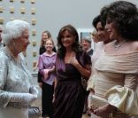 Elizabeth II, 86 ans, devant Joan Collins, 79 ans. La reine avait rendez-vous avec des centaines de personnalités britanniques majeures du monde des arts, le 23 mai 2012 à la Royal Academy of Arts de Londres, dans le cadre de son jubilé de diamant. R