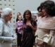 Elizabeth II, 86 ans, devant Joan Collins, 79 ans. La reine avait rendez-vous avec des centaines de personnalités britanniques majeures du monde des arts, le 23 mai 2012 à la Royal Academy of Arts de Londres, dans le cadre de son jubilé de diamant. Remise de prix à des étudiants, compliments en pagaille et bonne humeur étaient au programme de Sa Majesté.