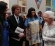  Sir Paul McCartney et sa femme Nancy Shevell face à la reine Elizabeth II. L'ex-Beatle ne se lasse pas de rencontrer la souveraine. 
 Elizabeth II avait rendez-vous avec des centaines de personnalités britanniques majeures du monde des arts, le 23 mai 2012 à la Royal Academy of Arts de Londres, dans le cadre de son jubilé de diamant. Remise de prix à des étudiants, compliments en pagaille et bonne humeur étaient au programme de Sa Majesté. 