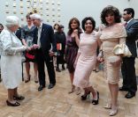 <p>Dame Shirley Bassey et Joan Collins attendent leur tour pour pouvoir approcher la reine...</p>
<p>Elizabeth II avait rendez-vous avec des centaines de personnalités britanniques majeures du monde des arts, le 23 mai 2012 à la Royal Academy of Arts