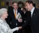 Le comédien David Walliams serre la main de la reine Elizabeth II, qui avait rendez-vous avec des centaines de personnalités britanniques majeures du monde des arts, le 23 mai 2012 à la Royal Academy of Arts de Londres, dans le cadre de son jubilé de diamant. Remise de prix à des étudiants, compliments en pagaille et bonne humeur étaient au programme de Sa Majesté.