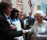 Sir Paul McCartney n\'en est pas à sa première rencontre avec la reine, mais ne se lasse pas. Elizabeth II avait rendez-vous avec des centaines de personnalités britanniques majeures du monde des arts, le 23 mai 2012 à la Royal Academy of Arts de Lond
