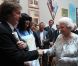 Sir Paul McCartney n'en est pas à sa première rencontre avec la reine, mais ne se lasse pas. Elizabeth II avait rendez-vous avec des centaines de personnalités britanniques majeures du monde des arts, le 23 mai 2012 à la Royal Academy of Arts de Londres, dans le cadre de son jubilé de diamant. Remise de prix à des étudiants, compliments en pagaille et bonne humeur étaient au programme de Sa Majesté.