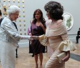 Elizabeth II: Joan Collins en équilibre, Paul McCartney amoureux, du grand art !