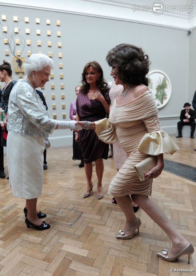 L'art de la révérence n'est pas évident, n'est-ce pas Joan Collins ? Elizabeth II avait rendez-vous avec des centaines de personnalités britanniques majeures du monde des arts, le 23 mai 2012 à la Royal Academy of Arts de Londres, dans le cadre de son jubilé de diamant. Remise de prix à des étudiants, compliments en pagaille et bonne humeur étaient au programme de Sa Majesté.