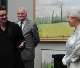 Bono enchanté de pouvoir féliciter la reine au sujet de sa visite officielle en Irlande l\'an passé. Elizabeth II avait rendez-vous avec des centaines de personnalités britanniques majeures du monde des arts, le 23 mai 2012 à la Royal Academy of Arts 