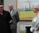 Bono enchanté de pouvoir féliciter la reine au sujet de sa visite officielle en Irlande l'an passé. Elizabeth II avait rendez-vous avec des centaines de personnalités britanniques majeures du monde des arts, le 23 mai 2012 à la Royal Academy of Arts de Londres, dans le cadre de son jubilé de diamant. Remise de prix à des étudiants, compliments en pagaille et bonne humeur étaient au programme de Sa Majesté.