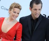 Kylie Minogue accueillie par Kenneth Cole à son arrivée au gala de l\'amfAR Cinema Against Aids, à l\'Eden Roc du Cap d\'Antibes, le 24 mai 2012.