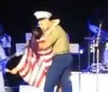 Katy Perry : Son numéro de charme à un militaire ponctué par un baiser sensuel