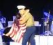 Katy Perry : Son numéro de charme à un militaire ponctué par un baiser sensuel