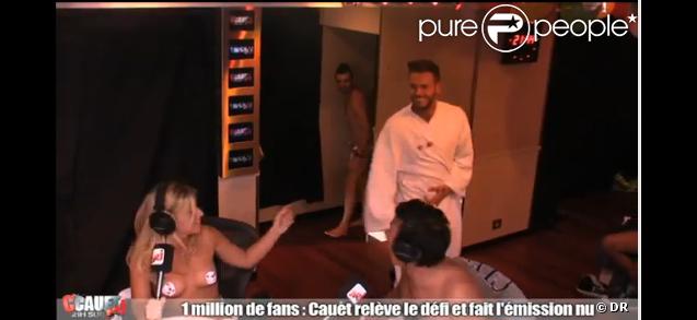 Cauet a décidé d'animer son émission sur NRJ nu après avoir dépassé le million de fans sur Facebook. M. Pokora s'est prêté au jeu