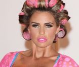 La très dinstinguée Katie Price lance sa nouvelle collection de lingerie dans la boutique Store Twenty One. Londres, le 29 mai 2012.