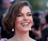 Milla Jovovich radieuse sur le tapis rouge cannois lors du Festival du Film en 2012