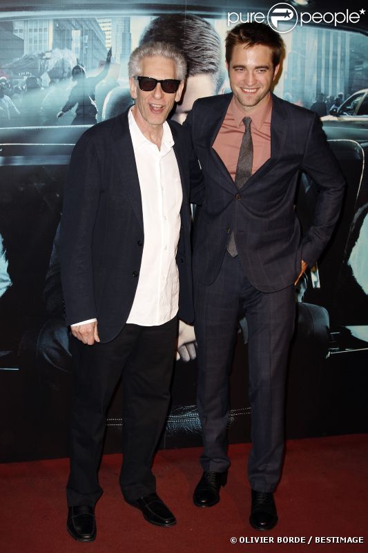 Robert Pattinson heureux au côté du réalisateur David Cronenberg à l'avant-première de  Cosmopolis , à Paris le 30 mai 2012.
