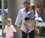 Ben Affleck se promène dans les rues de Los Angeles avec ses filles Violet, 6 ans, et Seraphina, 3 ans. Le 2 juin 2012.