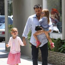 Ben Affleck se promène dans les rues de Los Angeles avec ses filles Violet, 6 ans, et Seraphina, 3 ans. Le 2 juin 2012.