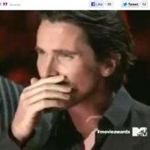 Christian Bale, Gary Oldman et Joseph Gordon-Levitt présentent <em>The Dark Knight Rises</em> aux MTV Movie Awards, le 3 juin 2012. Après une vidéo hommage à la trilogie de Christopher Nolan montrant notamment des images de Heath Ledger en Joker, Christian Bale semble particulièrement ému (à 3min30).
