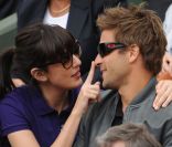 Nolwenn Leroy et Arnaud Clément joliment complices et tendres lors de la finale féminine de Roland-Garros 2012. Les people ont fait honneur en nombre au triomphe de Maria Sharapova à Roland-Garros, qui a remporté samedi 9 juin 2012 pour la première fois les Internationaux de France, aux dépens de l'Italienne Sara Errani.