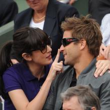 Nolwenn Leroy et Arnaud Clément joliment complices et tendres lors de la finale féminine de Roland-Garros 2012. Les people ont fait honneur en nombre au triomphe de Maria Sharapova à Roland-Garros, qui a remporté samedi 9 juin 2012 pour la première fois les Internationaux de France, aux dépens de l'Italienne Sara Errani.