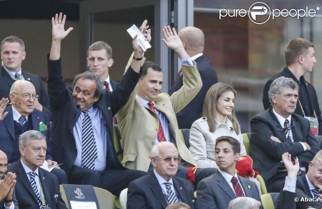 Oooooooola ! Le prince Felipe et la princesse Letizia d'Espagne ont vibré en choeur lors du match Espagne-Italie lors de l'Euro 2012, le 10 juin à Gdansk (Pologne). La Roja et la Squadra Azzurra, pour leur entrée dans la compétition, ont fait un sepctaculaire match nul, 1-1.