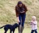 Kate Middleton, duchesse de Cambridge, assiste avec son chien Lupo à un match caritatif de polo auquel les princes William et Harry participent, à Westonbirt, le 17 juin 2012