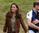 Kate Middleton, duchesse de Cambridge, assiste avec son chien Lupo à un match caritatif de polo auquel les princes William et Harry participent, à Westonbirt, le 17 juin 2012. La duchesse de Cambridge félicite son homme après le match