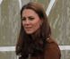 Kate Middleton, duchesse de Cambridge, assiste avec son chien Lupo à un match caritatif de polo auquel les princes William et Harry participent, à Westonbirt, le 17 juin 2012