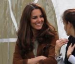 La ravissante Kate Middleton, duchesse de Cambridge, assiste avec son chien Lupo à un match caritatif de polo auquel les princes William et Harry participent, à Westonbirt, le 17 juin 2012