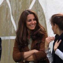 La ravissante Kate Middleton, duchesse de Cambridge, assiste avec son chien Lupo à un match caritatif de polo auquel les princes William et Harry participent, à Westonbirt, le 17 juin 2012