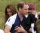 Kate Middleton, duchesse de Cambridge, assiste avec son chien Lupo à un match caritatif de polo auquel les princes William et Harry participent, à Westonbirt, le 17 juin 2012. La duchesse de Cambridge félicite son homme après le match
