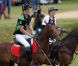 Les princes William et Harry participent à un match de polo, à Westonbirt, le 17 juin 2012