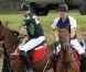 Les princes William et Harry participent à un match de polo, à Westonbirt, le 17 juin 2012