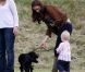 Kate Middleton, duchesse de Cambridge, assiste avec son chien Lupo à un match caritatif de polo auquel les princes William et Harry participent, à Westonbirt, le 17 juin 2012. Ici avec la petite Savannah, fille de Peter et Autumn Phillips. Elle lui donne une leçon de dressage canin.