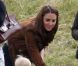 Kate Middleton, duchesse de Cambridge, assiste avec son chien Lupo à un match caritatif de polo auquel les princes William et Harry participent, à Westonbirt, le 17 juin 2012. Ici avec la petite Savannah, fille de Peter et Autumn Phillips