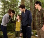 Nouvelles images du film Twilight - chapitre 5 : Révélation (2ème partie) avec Bella, Edward, leur fille Renesmée et leur ami Jacob