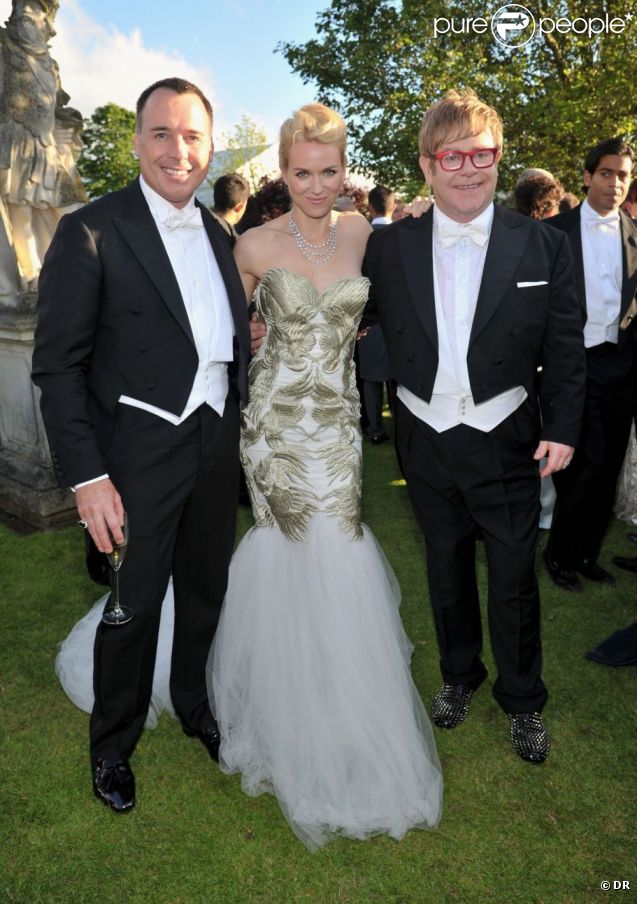 Naomi Watts entourée d'Elton John et David Furnish lors du 14e White Tie and Tiara Ball, organisé par leurs soins et Chopard, à Old Windsor, le 28 juin 2012.