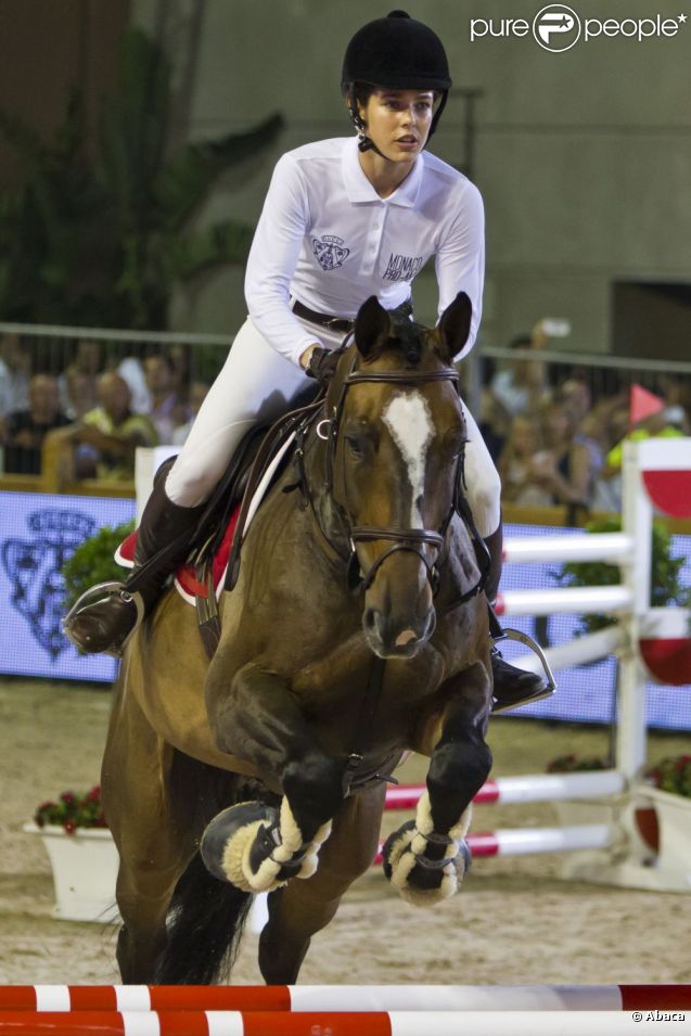 CASA PRINCIPESCA DE MÓNACO - Página 37 885669-charlotte-casiraghi-au-pro-am-cup-de-637x0-2