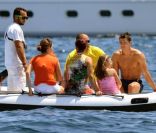 Cristiano Ronaldo et Irina Shayk entourés de leur famille et du fils de CR7 lors de leurs vacances à Saint-Tropez le 3 juillet 2012