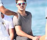 Zac Efron s'éclate avec des amis au Club 55 à Saint-Tropez le 4 juillet 2012